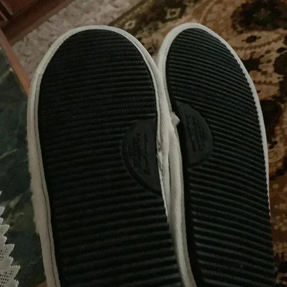 🎀SOLD🎀 Slippers for ladies white and with boo lettering on top Size Large - Picture 3 of 5